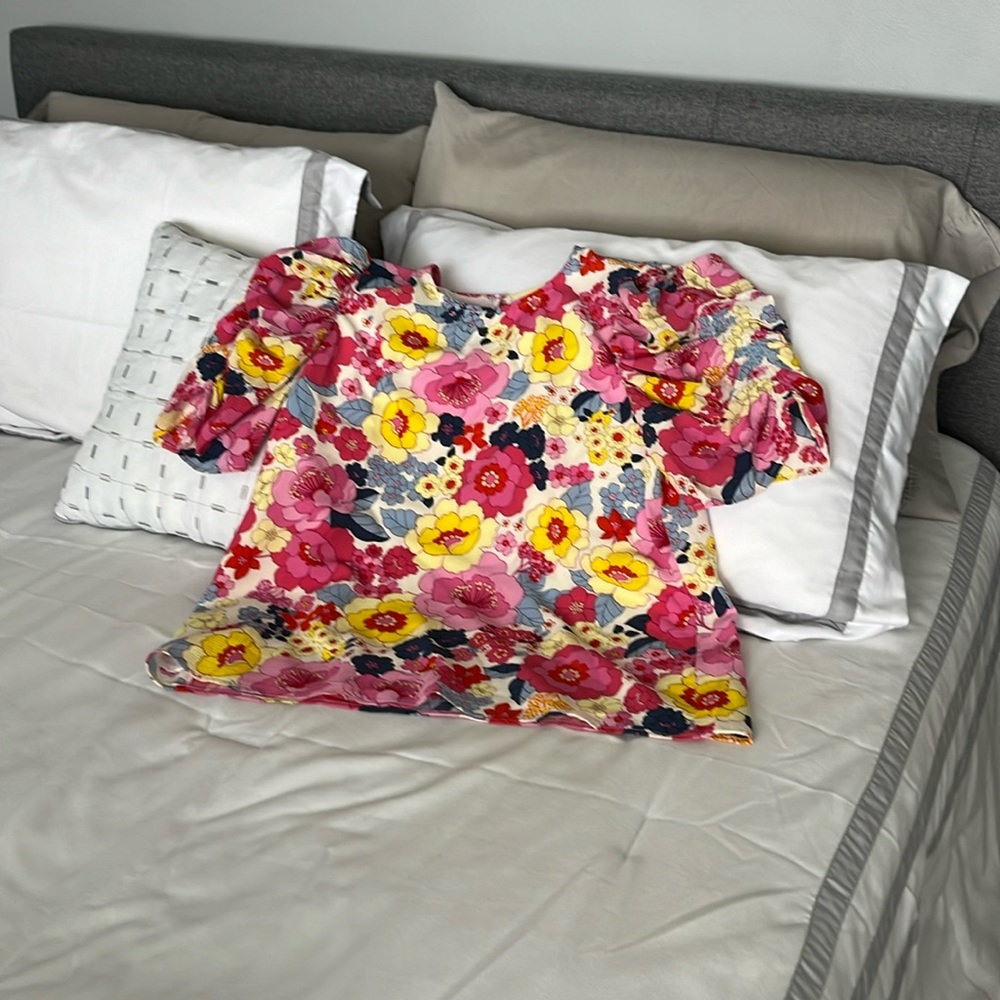 Spring has sprung!! Beautiful flattering women’s top - size medium.